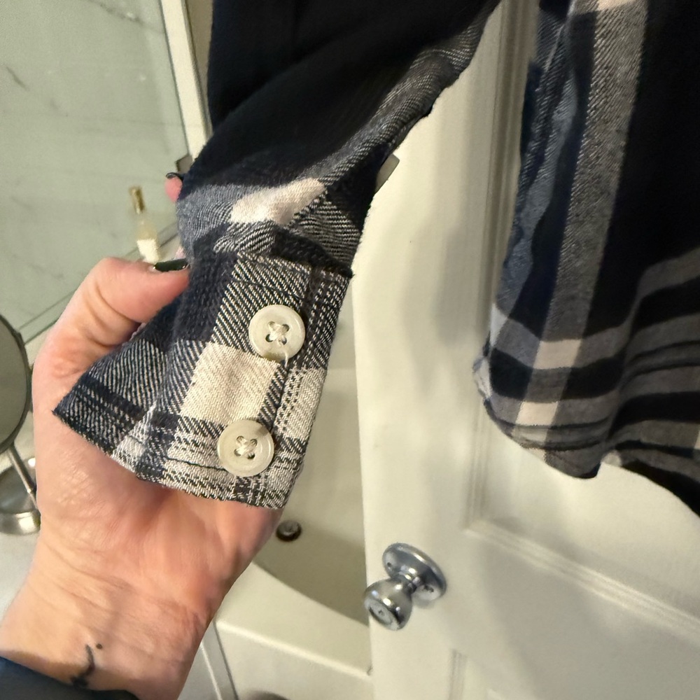 Comfy Mossimo Boyfriend Fit Size XL Flannel Black, White, Gray Plaid - Picture 7 of 15
